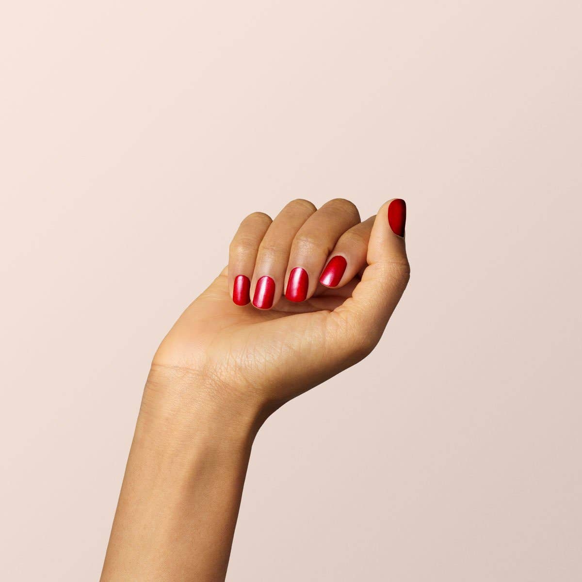 Manicura brillante con el esmalte de uñas Red Hibiscus de Manucurist en Biovardi.