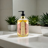 Jabón líquido ISHA Rosa Damascena de 375 ml con dosificador junto a un lavabo