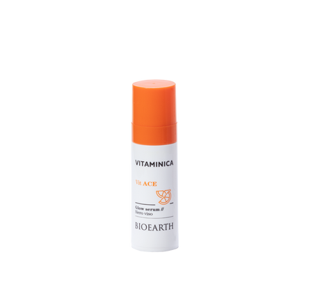 Envase blanco con tapón naranja del Glow Sérum Bioearth Vitaminica A C E de 30 ml