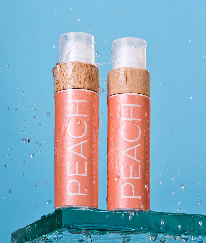 Aplicación del aceite PEACH sobre la piel para un bronceado dorado y uniforme