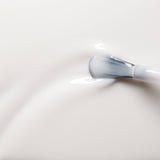 Detalle del pincel con el esmalte Blanco Lechoso de Manucurist, textura ideal para manicura natural.