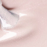 Detalle de la textura fluida y los micro-destellos del esmalte Bliss de Manucurist, efecto "glossy" natural.