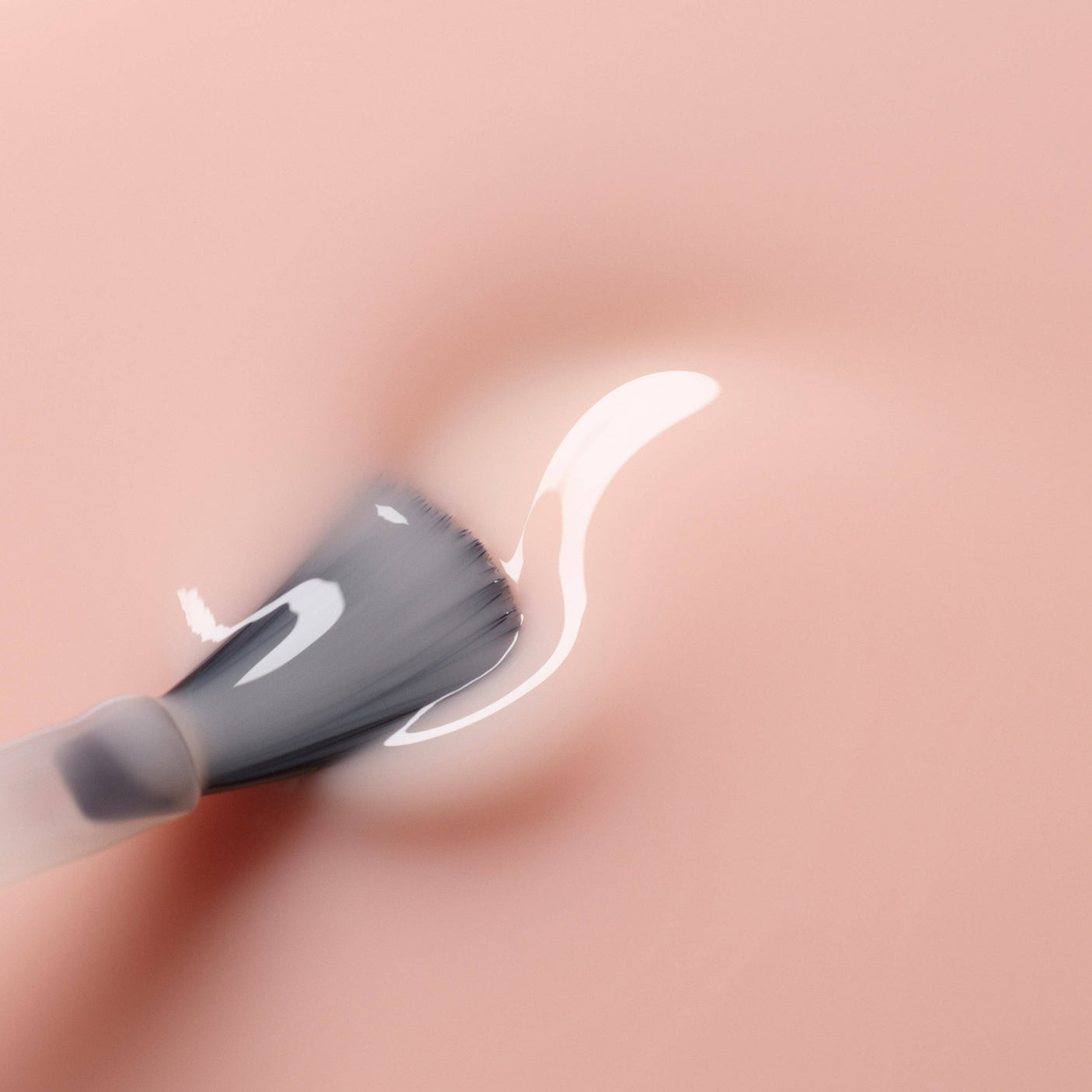 Primer plano del pincel con esmalte Rosa Pálido de Manucurist, textura cremosa y acabado brillante.