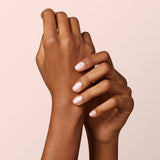 Manicura natural en tono Blanco Lechoso de Manucurist, ideal para novias o eventos con estética bohemia.