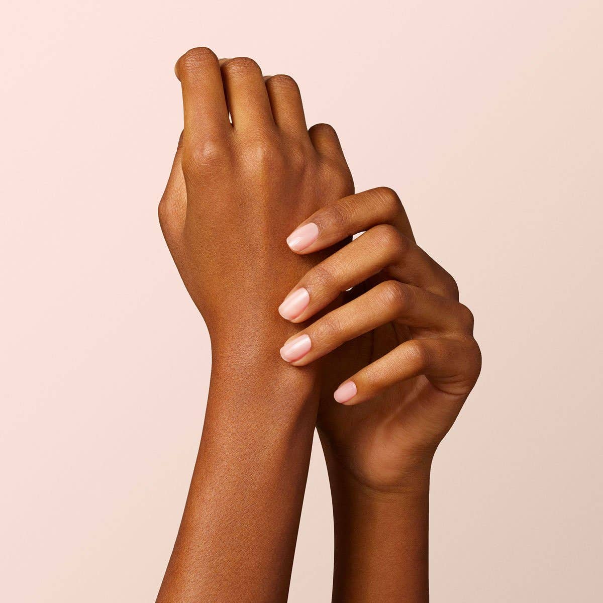 Resultado del color Rosa Pálido de Manucurist, uñas con aspecto saludable y brillo porcelana en Biovardi.