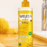 Champú y gel de ducha de caléndula Weleda de 400 ml con dosificador en un baño